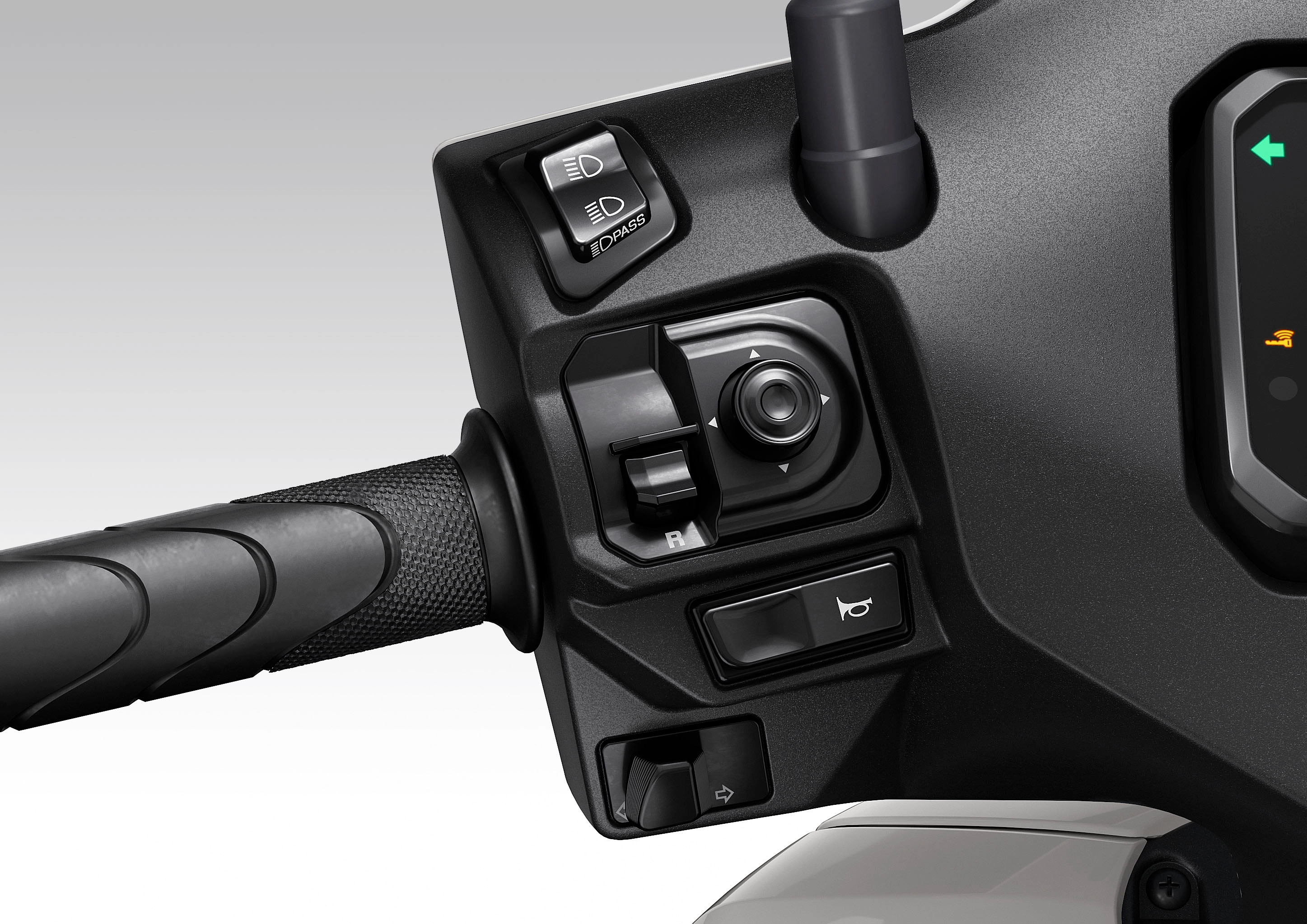 Tombol navigasi di stang yang didesain ergonomis untuk memudahkan pengaturan fitur saat berkendara.